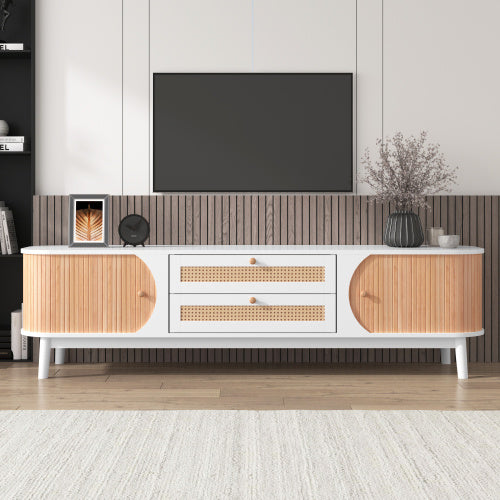 Fernseherschrank aus natürlichem Holz mit Türen und Schubladen – TV-Möbel mit Rattanseiten