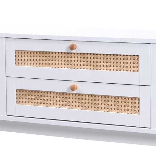 Fernseherschrank aus natürlichem Holz mit Türen und Schubladen – TV-Möbel mit Rattanseiten