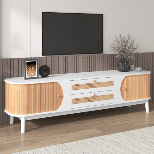 Fernseherschrank aus natürlichem Holz mit Türen und Schubladen – TV-Möbel mit Rattanseiten